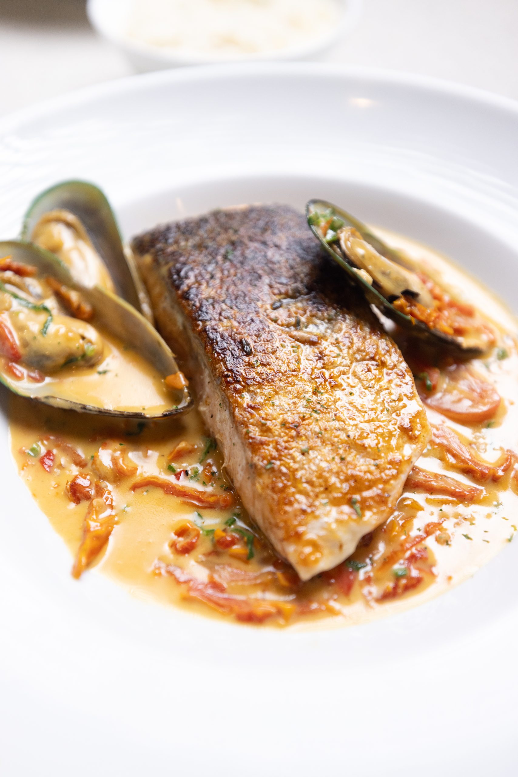 Salmón y mejillones a la Toscana